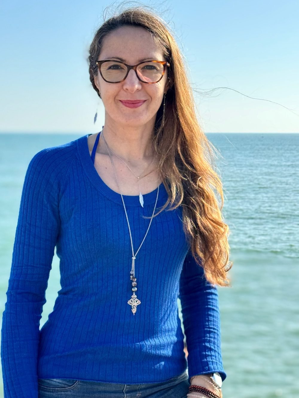 Annie Martins, magnétiseuse, au bord de la mer