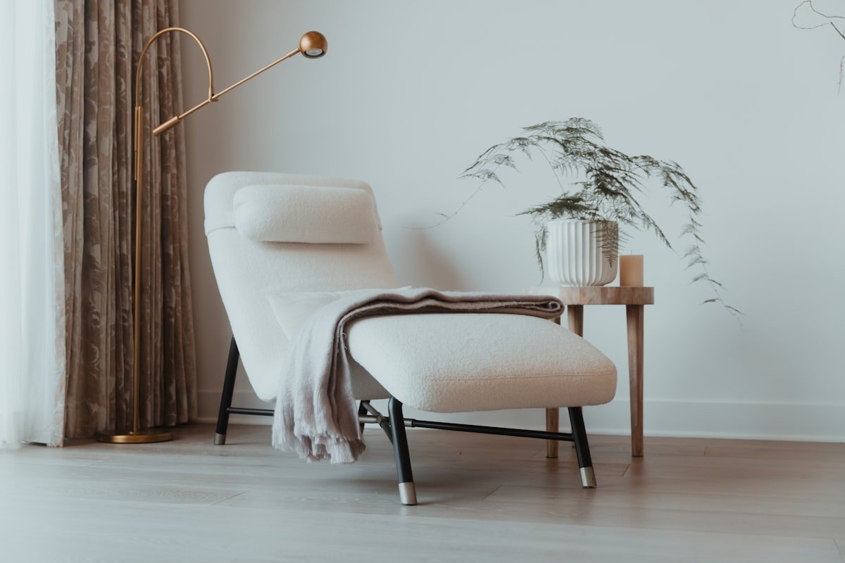 Un intérieur épuré et lumineux, une chaise près d’une table